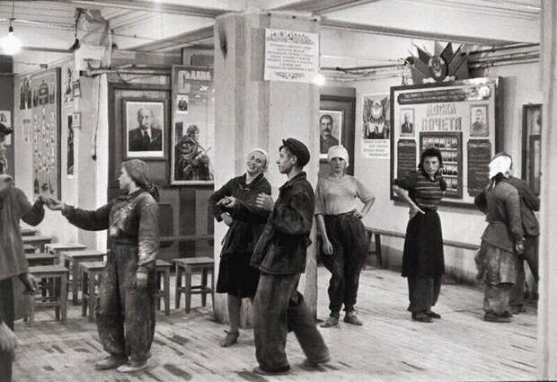 Танцы в рабочем клубе СССР, 1954 год