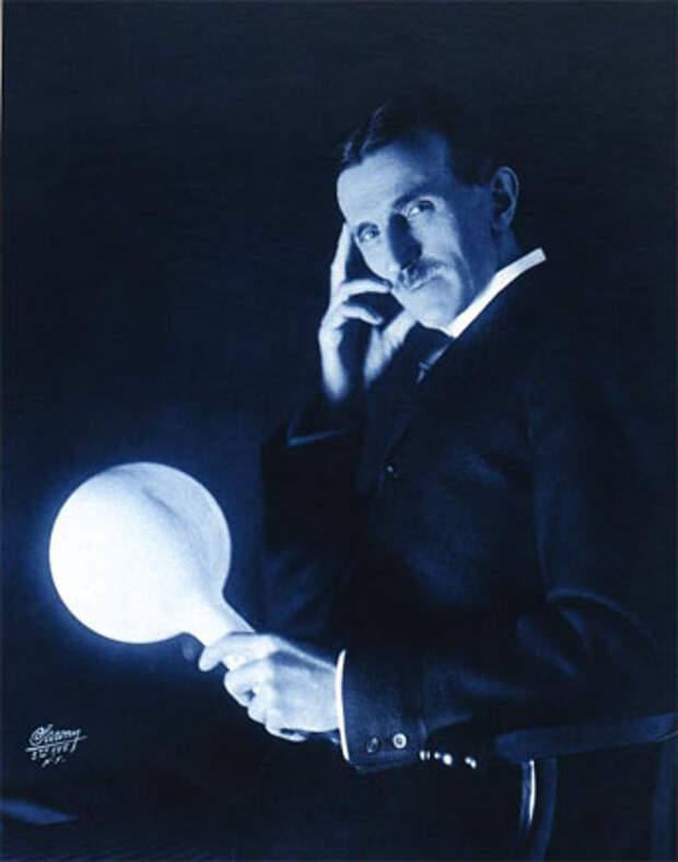 На снимке - лампа горит в руках Тесла