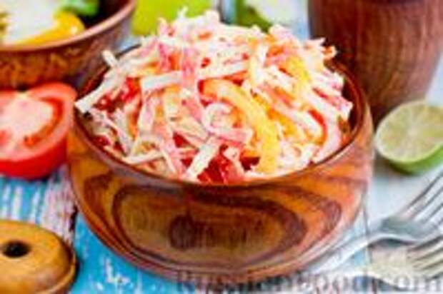 Фото к рецепту: Салат с крабовыми палочками, овощами и сыром