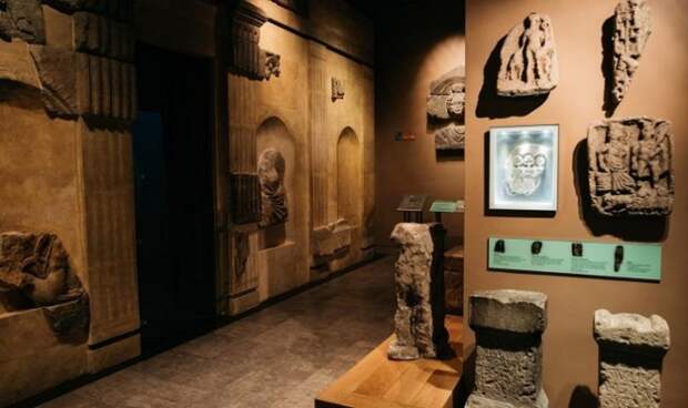 На территории храма и древнеримской термы организованы музеи, где хранятся артефакты, связанные с этим местом (Aquae Sulis, Бат). | Фото: solomatin.livejournal.com.