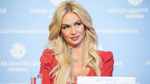 Лопырева вручила футболистам «Шанхай Шэньхуа» шапки‑ушанки перед матчем с «Динамо»