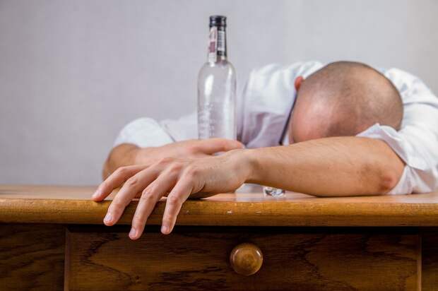 Онколог Евсеев: 45 граммов спирта в сутки повышают риск развития рака желудка
