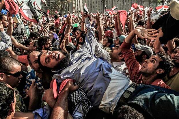 Сторонники Братьев-мусульман празднуют избрание нового президента Мухаммеда Мурси на площади Тахрир в Каире