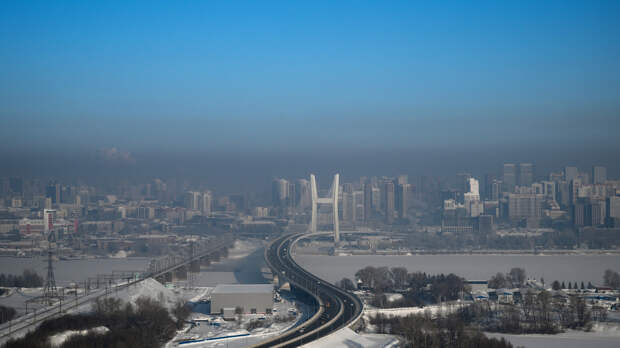 Жители российского города пожаловались на боль в горле и вонь из-за смога
