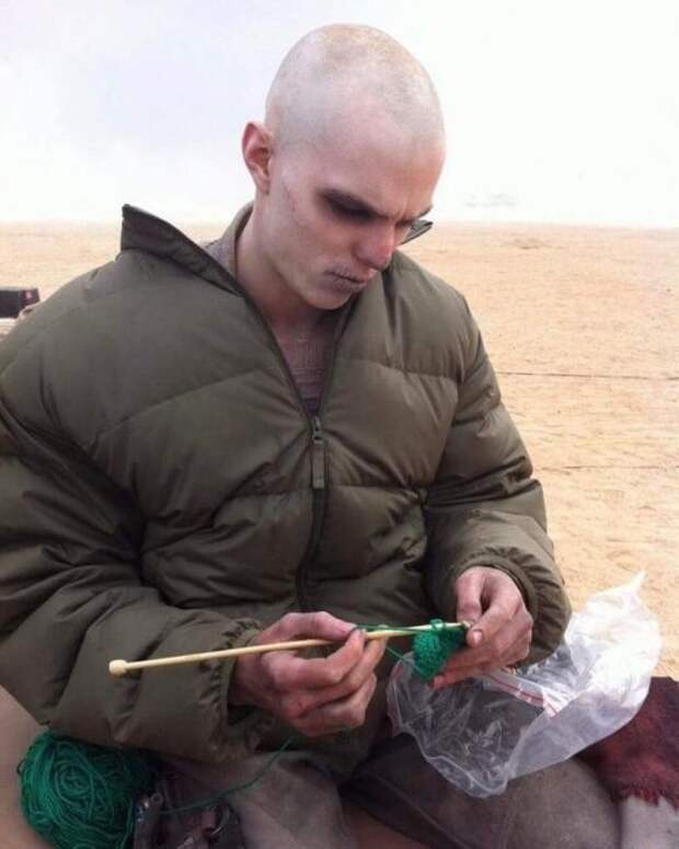 Николас Холт увлекся вязанием во время съемок Mad Max: Fury Road