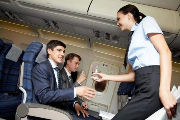 Стюардессы должны быть дружелюбными со всеми пассажирами. | Фото: vecernji.hr.