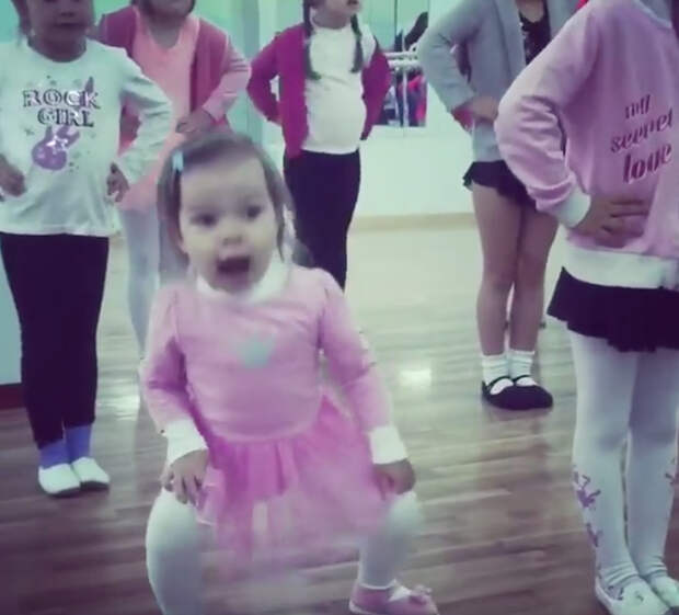Маленькие девочки учатся танцевать, но эта крошка в розовой пачке рассмешила всех!