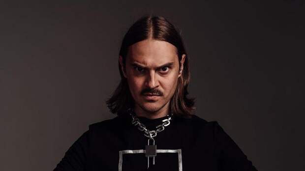 Прусикин полетел в Екатеринбург специально за фигуркой Червяка Джима в день рождения сына