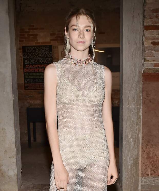 Нечего скрывать: модель Хантер Шафер в абсолютно прозрачном платье-кольчуге...