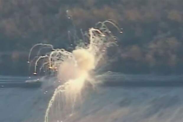 Дрон снял эффектный фейерверк при взрыве боекомплекта украинской САУ