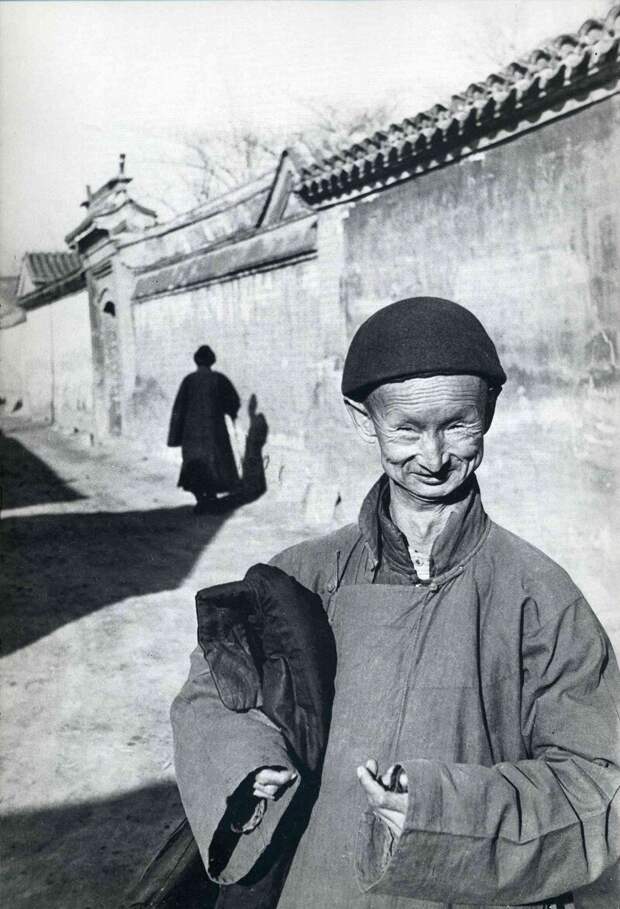Евнух покидает Запретный город, Пекин, 1948 год , Анри Картье Брессон. история, ретро, фото