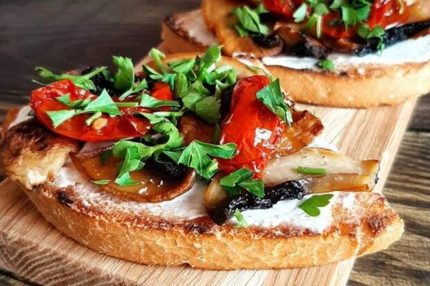 Брускетты с тофу и шампиньонами Брускетты с тофу и шампиньонами