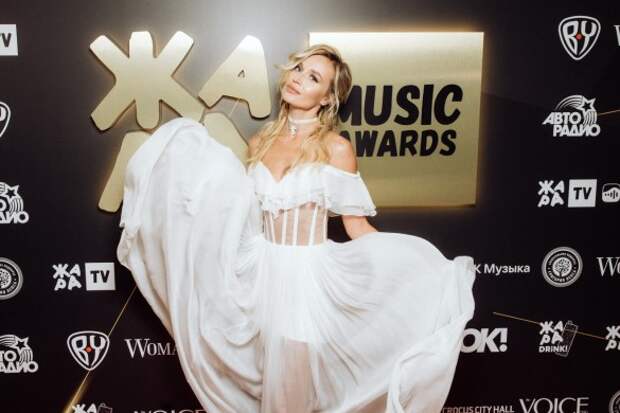 Помолодевшая Лолита щегольнула в смелом наряде на «ЖАРА Music Awards»