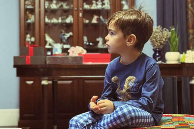 Жена юмориста Петросяна Брухунова сняла сына в домашнем интерьере