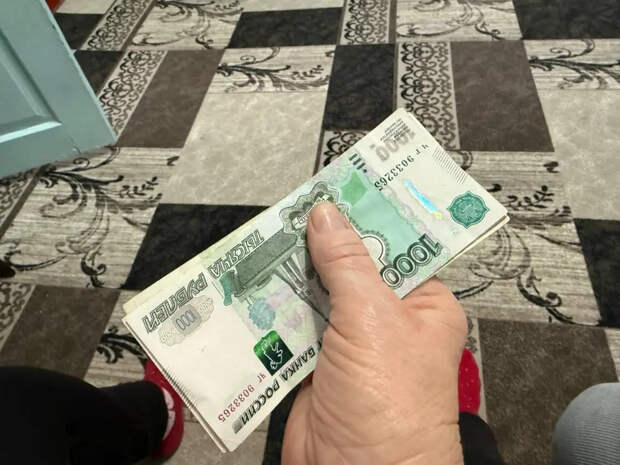 Россиянам советуют держать наличные под рукой: вот что происходит с безналом