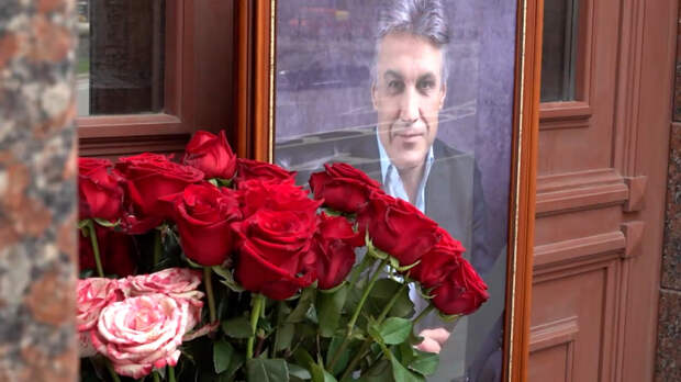 Мемориал в память об Алексее Пиманове открыли у офиса телеканала «Звезда»