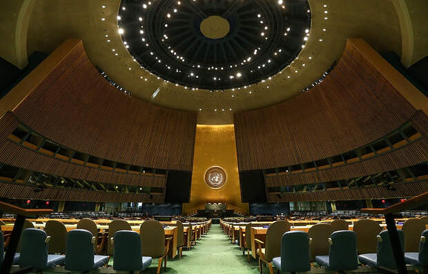 Зал Генассамблеи ООН в штаб-квартире ООН в Нью-Йорке