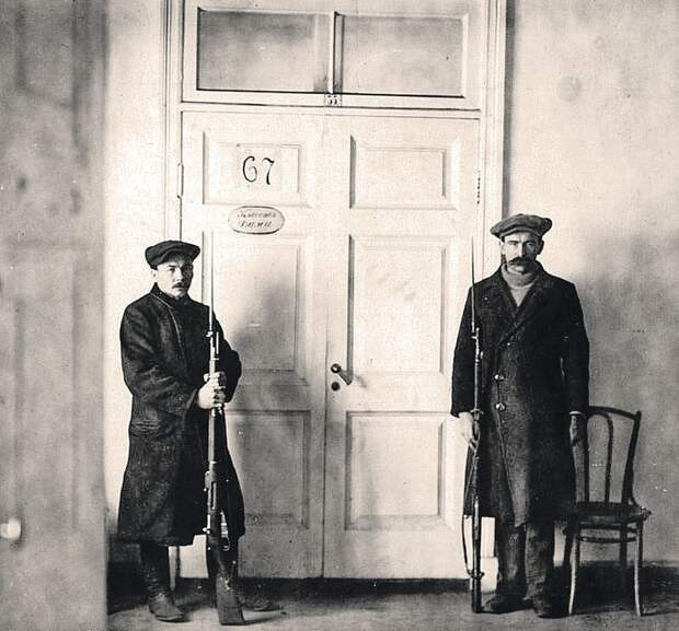 Латышские стрелки охраняют кабинет Ленина в Смольном. Табличка на двери "Классная дама". 1918 г.