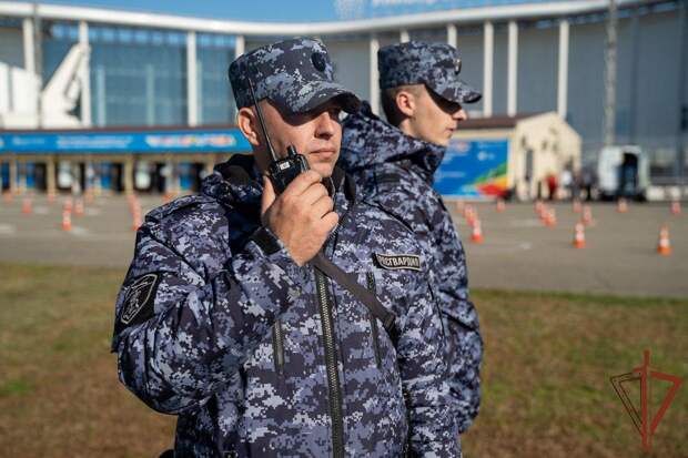 В Москве женщина растоптала чужую машину вместо авто мужа и попала на видео