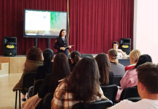 В Северной Осетии полицейские Правобережного района рассказали на общешкольном родительском собрании об угрозах, скрытых в Интернете