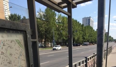 На остановке «Кинотеатр «Полярный»» заменили разбитое стекло