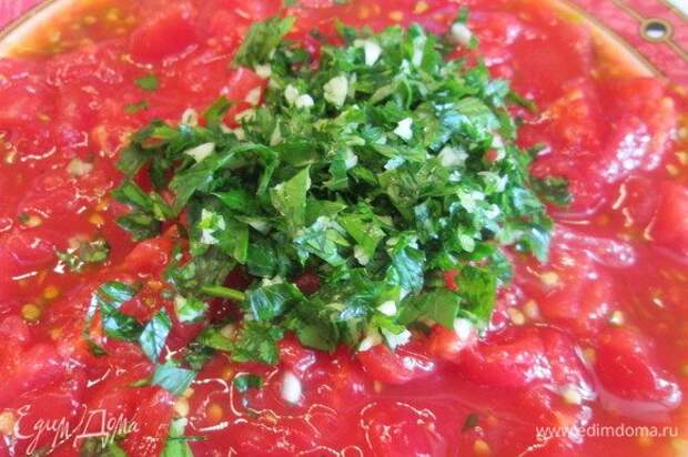 Если вы не используете готовый томатный соус, то ошпарьте помидоры кипятком, снимите кожицу и измельчите блендером.