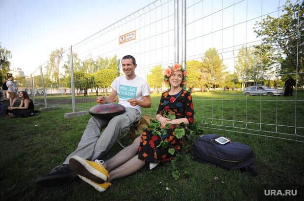Протест против строительства храма святой Екатерины в сквере около драмтеатра. Екатеринбург