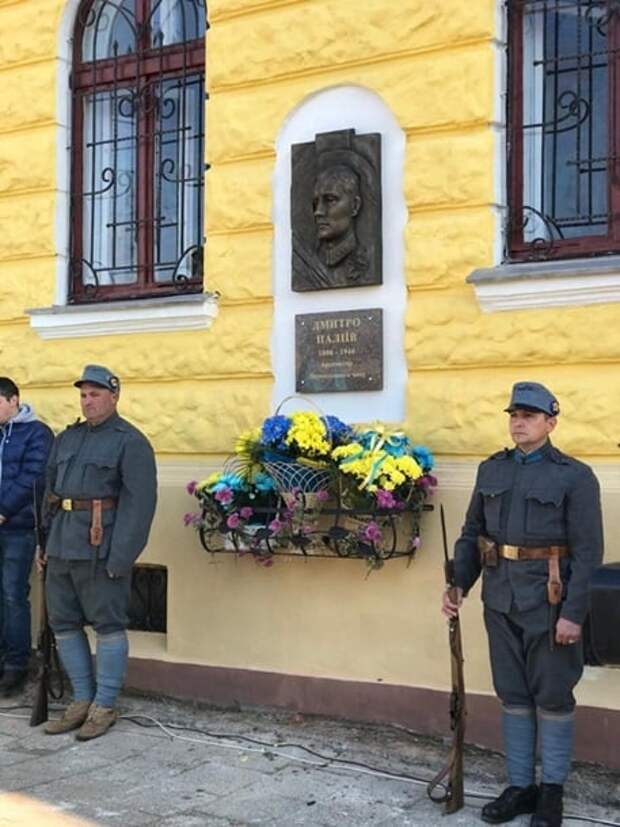 Памятники Ленину Украина вовсю замещает памятниками SS-овцам