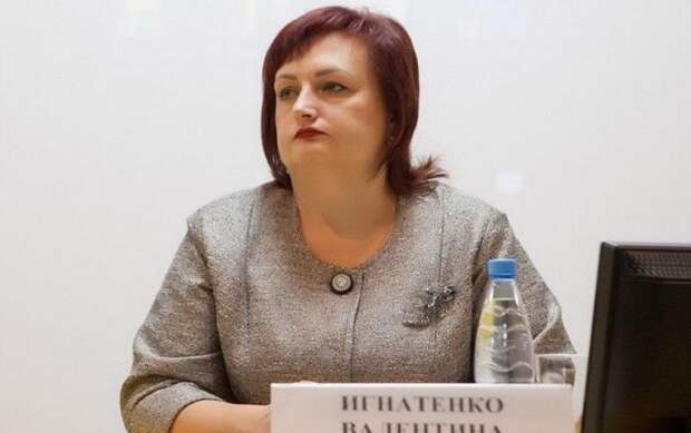 Минздрав Кубани вступился за чиновницу, предложившую медикам самим шить бахилы