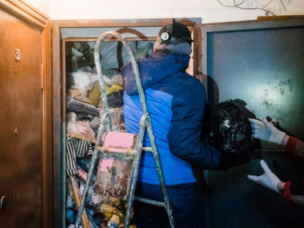 Рабочие, разгребавшие «мусорную квартиру», слегли с отравлением