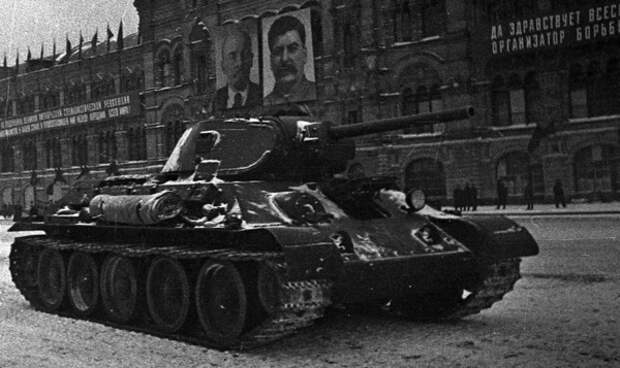 Именно на таком танке пошёл в атаку экипаж Еськова. Фрагмент фотографии А.Устинова, снятой на том самом параде, годовщину которого мы отмечаем 7 ноября.