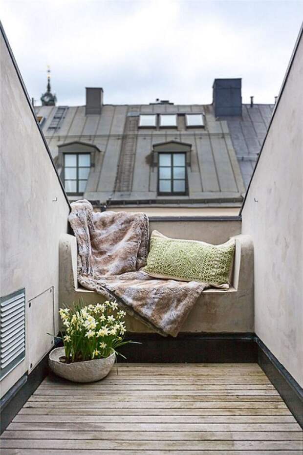 Нестандартный небольшой балкон, который станет отличным дополнением к любой квартире.