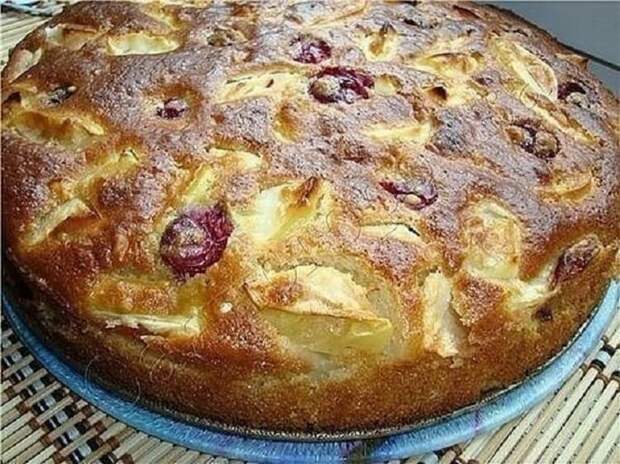 Шарлотка яблочная с вишней. Необычно и очень вкусно