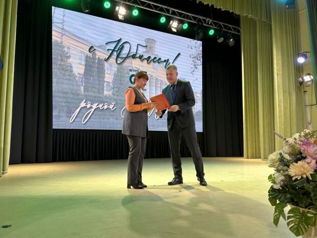 Депутат Воронежской гордумы Константин Ашифин вручил награды преподавателям ВГЛУ в честь 95-летия легендарного Лестеха Депутат Воронежской гордумы Константин Ашифин вручил награды преподавателям ВГЛУ в честь 95-летия легендарного Лестеха