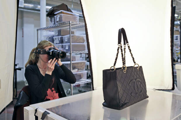 «Винтаж лучше в сто раз» Как зумеры полюбили подержанный люкс и почему спрос на новые коллекции модных домов рухнул во всем мире?