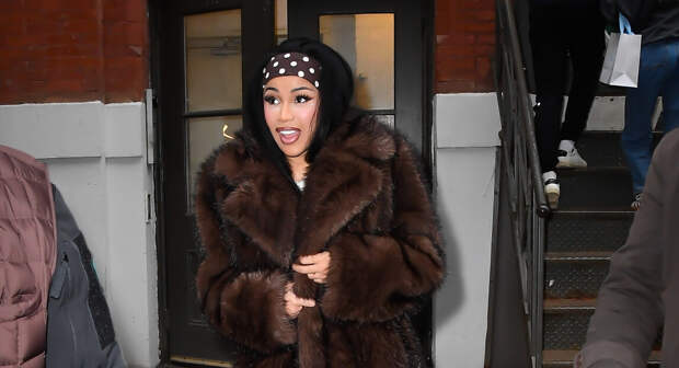 Рэпершу Карди Би заподозрили в новой пластической операции