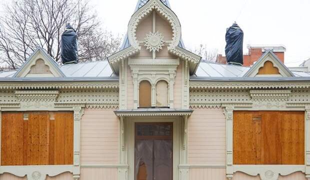 Завершается реставрация деревянного терема братьев Страховых в Сокольниках