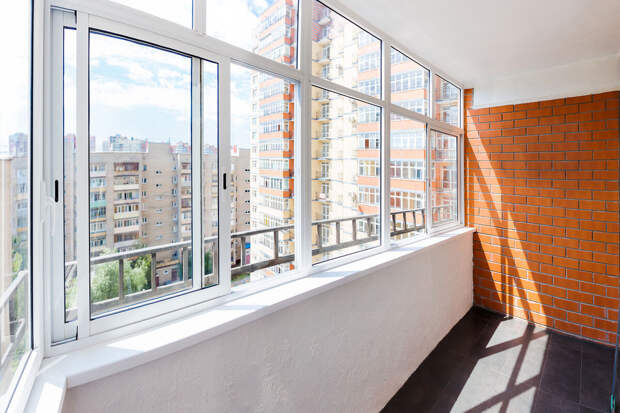 Эксперт MELKE Петюшин: остеклить балкон станет на 15% дороже в 2026 году