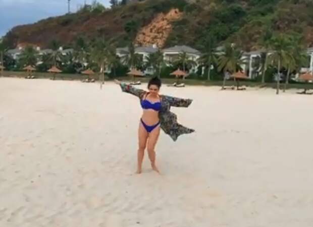 Певица станцевала на пляже. Фото: кадр видео. 