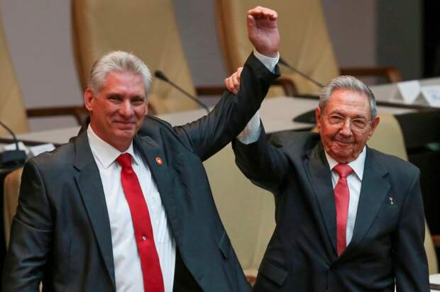 Президент Кубы Мигель Диас-Канель Бермудес и Рауль Кастро.jpg
