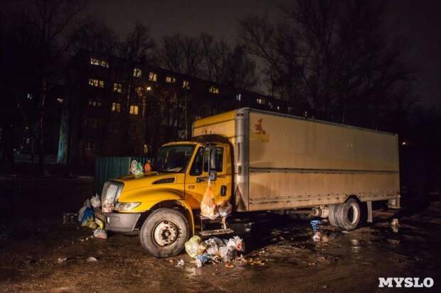 В Туле закидали грузовик мусором. Месть за хамскую парковку авто, автоместь, автохам, месть, мусор, мусорка, наказание, парковка