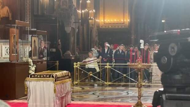 Отец Илона Маска присутствует на пасхальной службе в храме Христа Спасителя