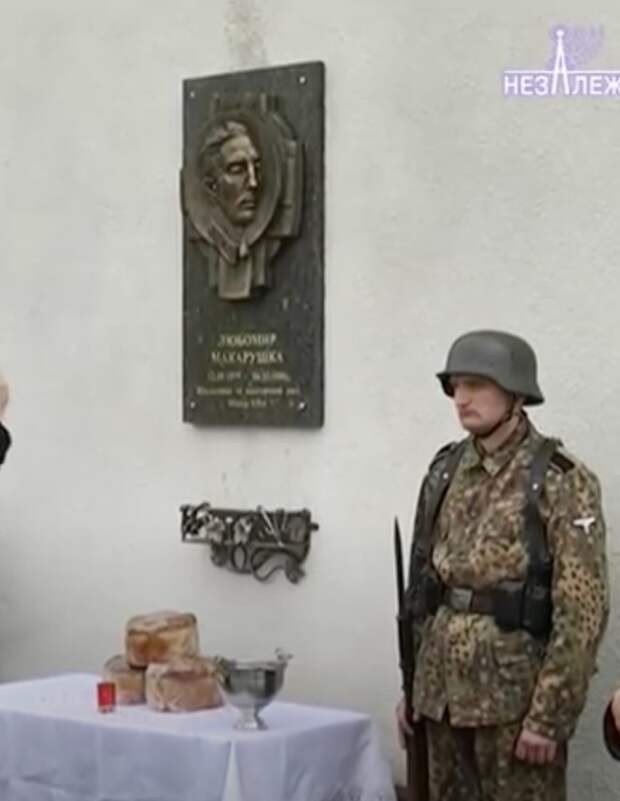 Памятники Ленину Украина вовсю замещает памятниками SS-овцам