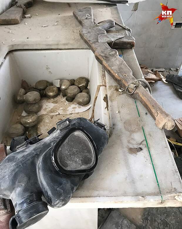 Средства химзащиты в пункте управления Нусры. Недалеко находилась лаборатория по производству отравляющих веществ. Фото: Александр КОЦ