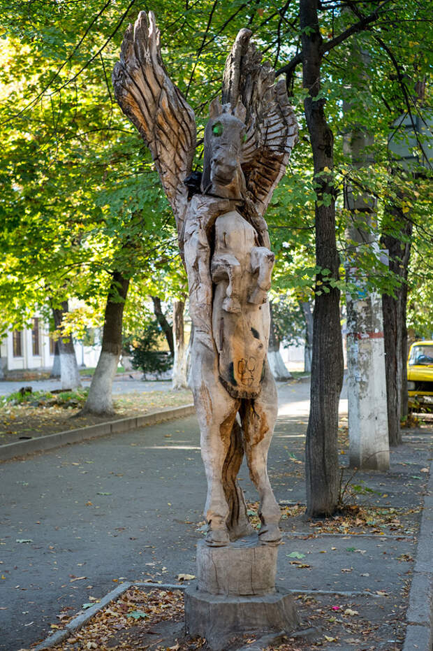 derevyanniestatui 6 Деревянные скульптуры в Симферополе