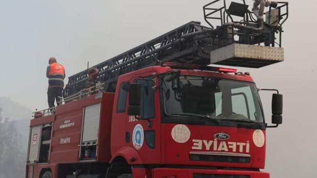 В центре Антальи загорелись гостиница и несколько зданий, российские туристы не пострадали