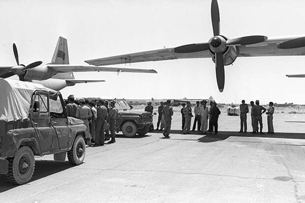 Советские транспортные самолеты Ан-12 в аэропорту Афганистана. Фото: Валерий Зуфаров, Борис Кавашкин / ТАСС