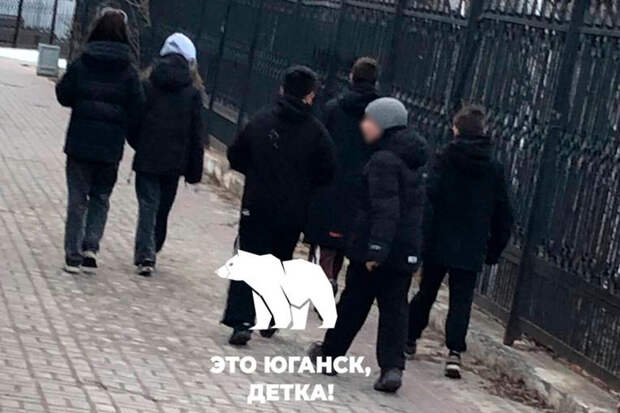 В Нефтеюганске школьники заплевали баннеры на православном храме