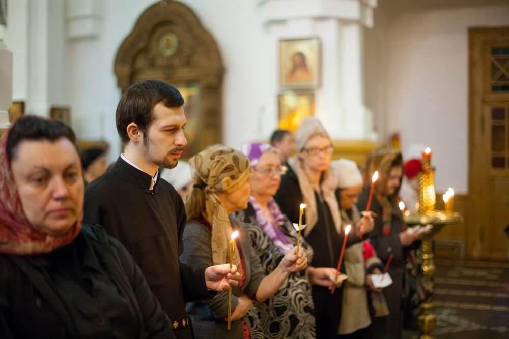 Толпа людей у церкви. Прихожане одной церкви 6. Прихожане в храме. Прихожане в православной церкви. Храм матроны московской в орле настоятель.