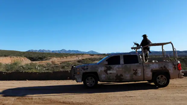 Четверо военных погибли при падении армейского джипа в реку в Мексике